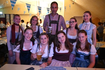 O'zapft is! Erstes Oktoberfest an der Schule Marienau